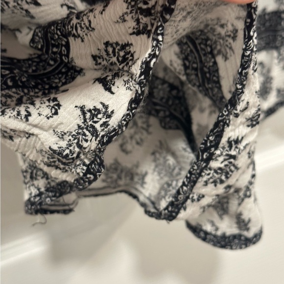 Mudd Women’s Blue Pattern Romper Size Medium - Picture 3 of 5